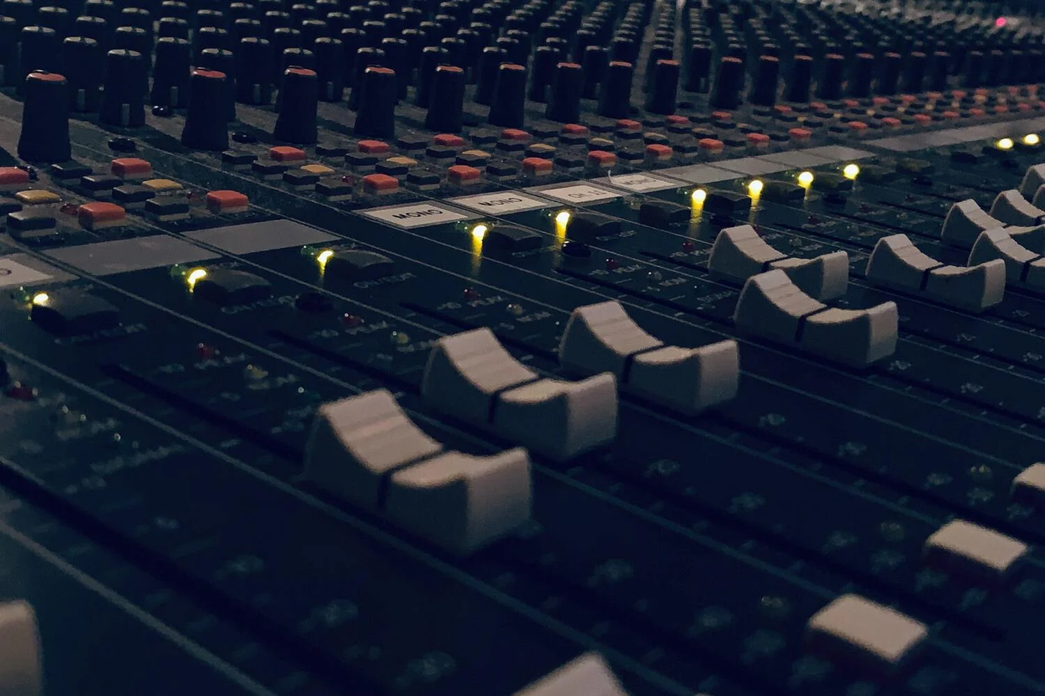consola con varios canales y controles